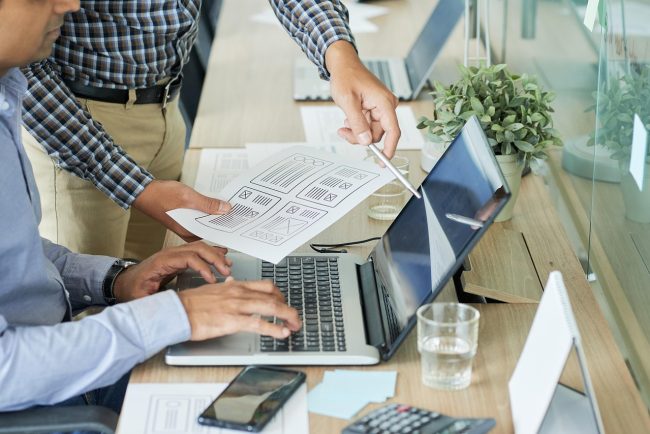 Software par aempresas Empresa dando detalles para su software